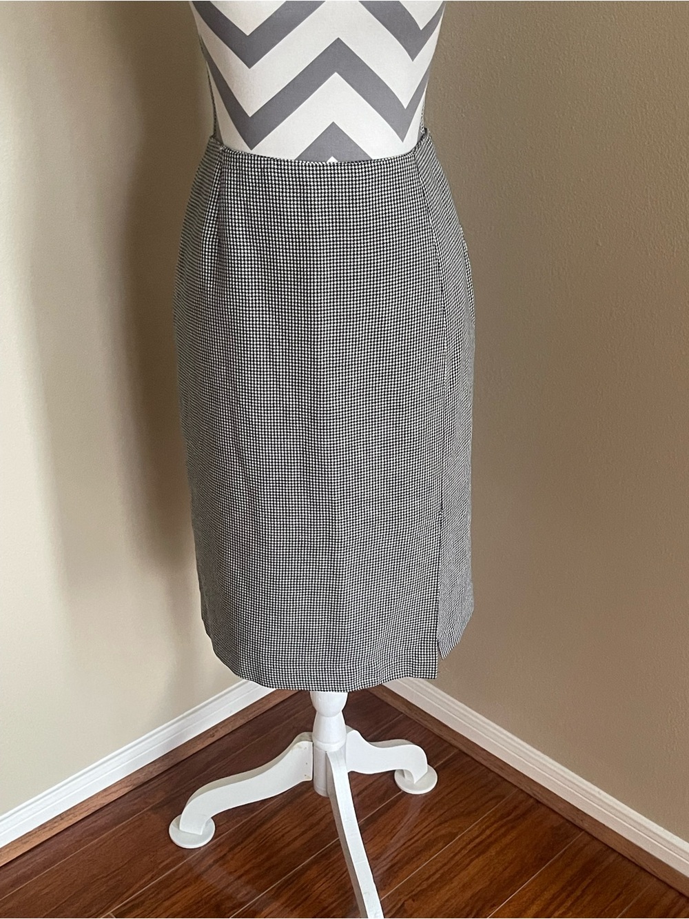 Hillary Charles - Black & White Houndstooth Pencil Skirt - Size: 10